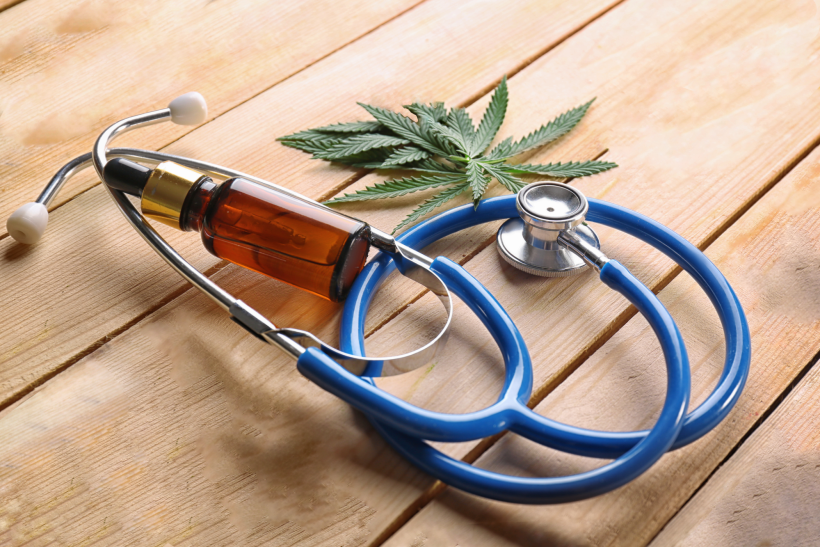 Stethoscope et feuille de CBD