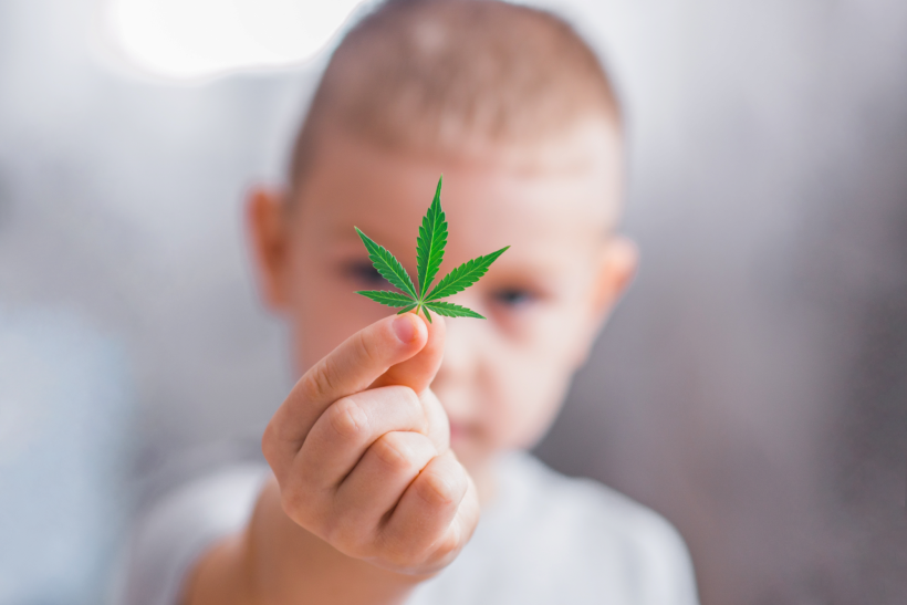 Feuille de CBD et enfant autiste